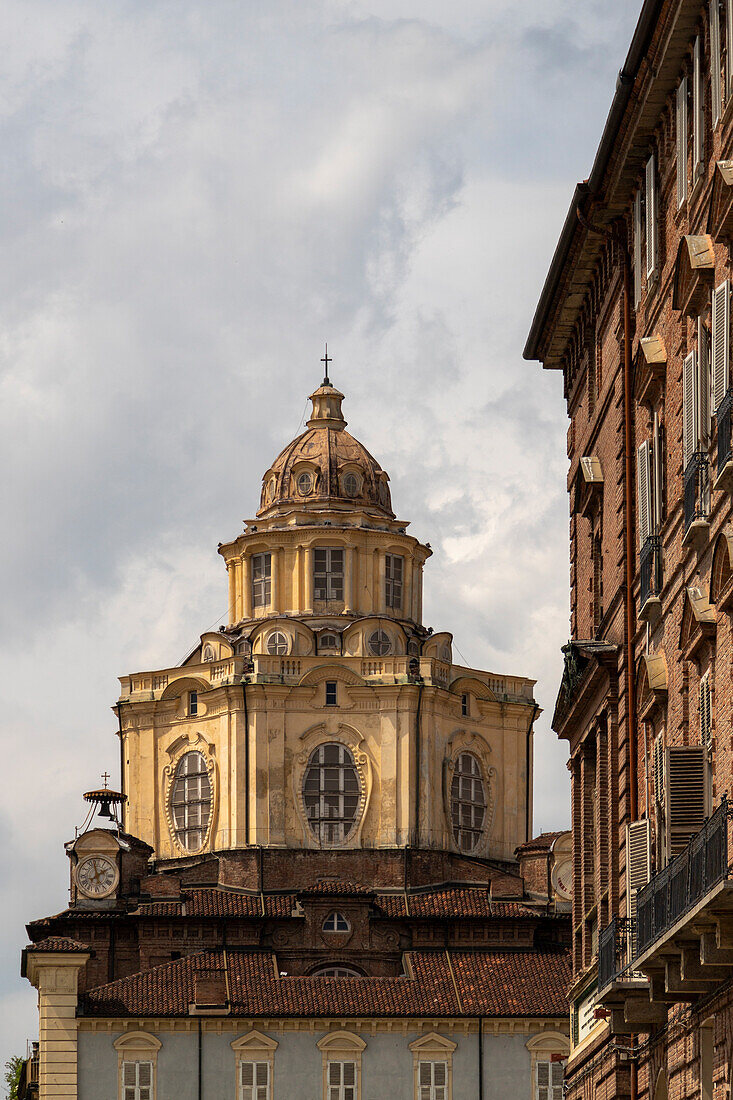 Kirche San Lorenzo auf der Piazza Castello, entworfen von Guarino Guarini im 17. Jahrhundert, Turin, Piemont, Italien