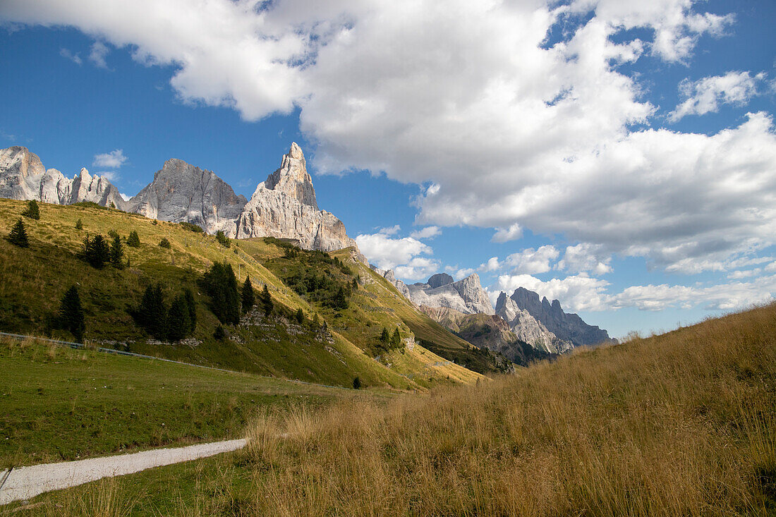 Berggruppe Pale di San Martino. Passo Rolle, Dorf San Martino di Castrozza, Bezirk Trento, Trentino Alto Adige, Italien