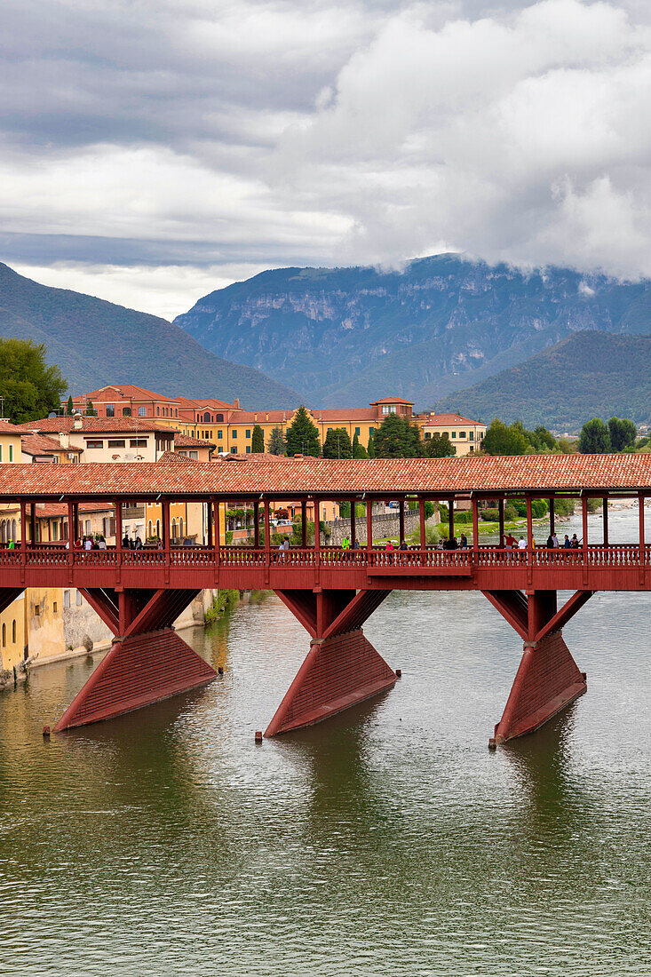 Die Alte Brücke oder Alpini-Brücke ist die überdachte Pontonbrücke aus Holz, die 1569 vom Architekten Andrea Palladio entworfen wurde. Bassano del Grappa, Venetien, Italien