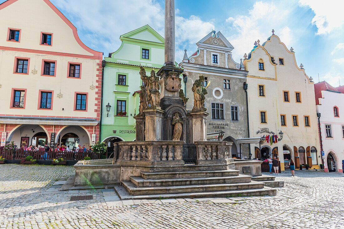 Stadtplatz mit Mariensäule in Cesky Krumlov, Südböhmen, Tschechische Republik