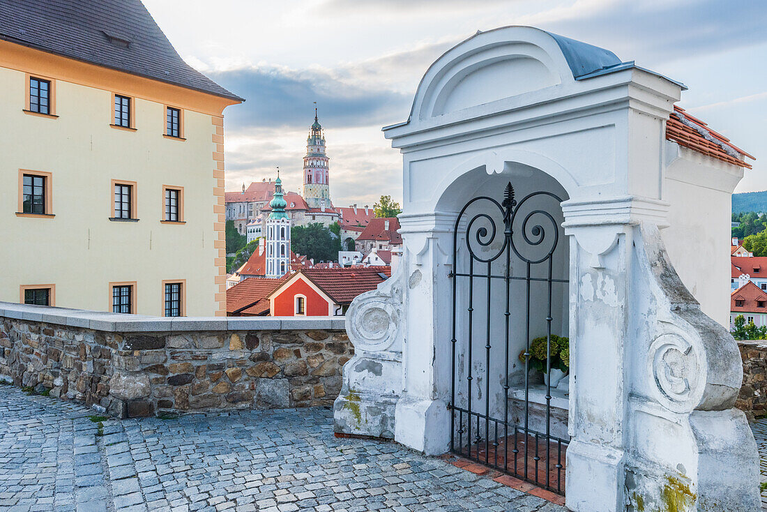 Kapelle mit Blick auf Schloss und historische Altstadt von Cesky Krumlov, Südböhmen, Tschechische Republik