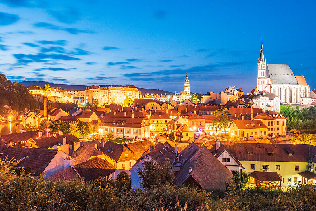Blick auf Schloss und historische Altstadt von Cesky Krumlov, Südböhmen, Tschechische Republik bei Nacht