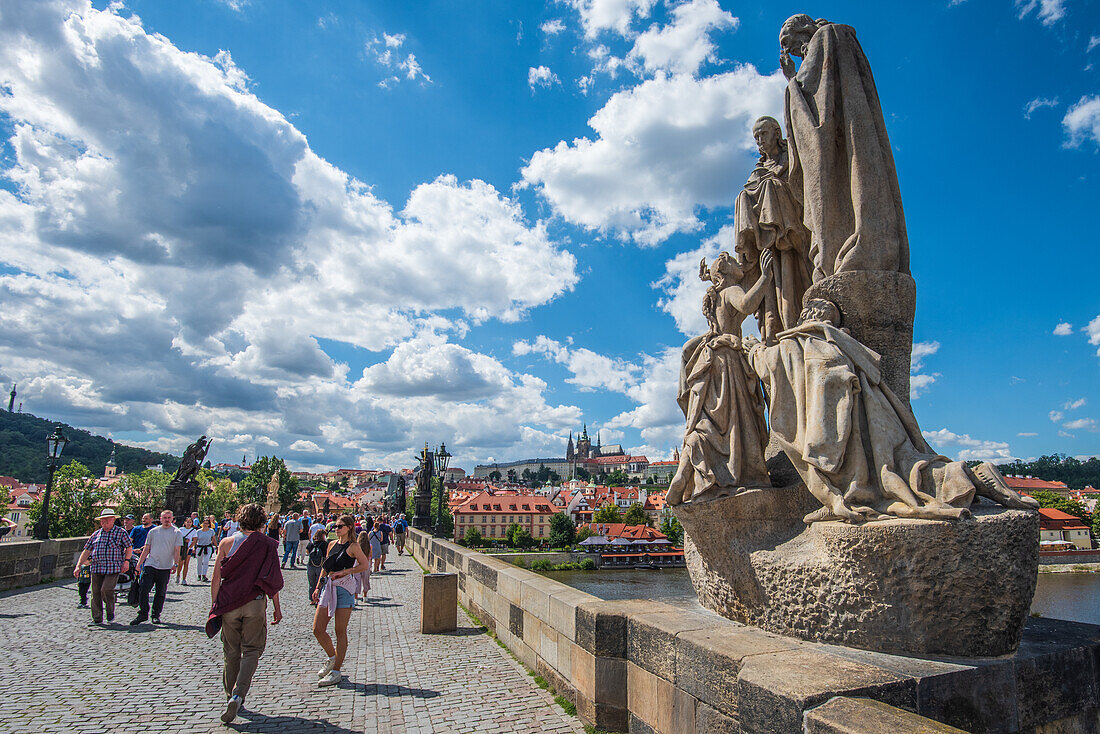 Statuengruppe mit den Heiligen Kyrill und Method auf der Karlsbrücke mit Blick auf die Burg in Prag, Tschechische Republik