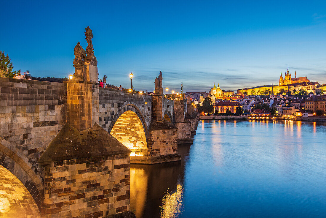 Karlsbrücke über die Moldau und Burg Hradschin in Prag, Tschechische Republik, bei Nacht