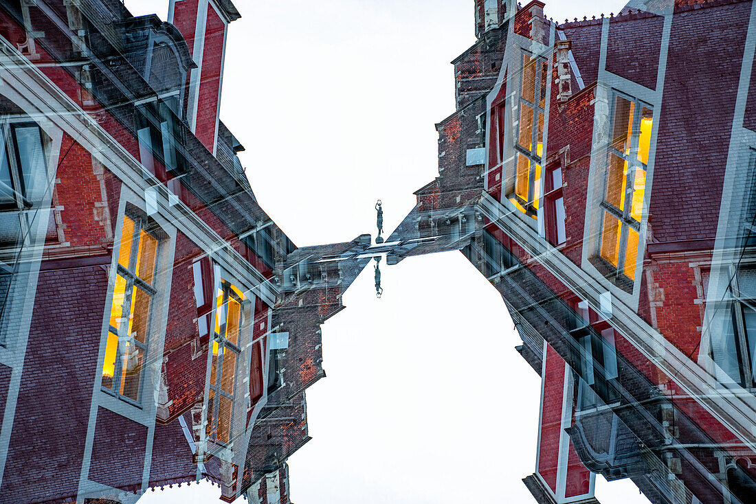 Doppelbelichtung verdrehte Häuser, die sich um eine Statue in Gent, Belgien, drehen