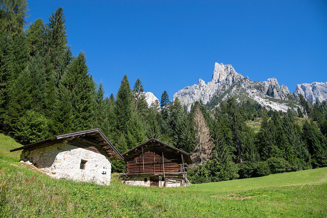 Chalet im Val Canali, einem eindrucksvollen Tal in den Trentiner Dolomiten, das sich südlich der imposanten Pale di San Martino erstreckt. Bezirk Trento, Italien.