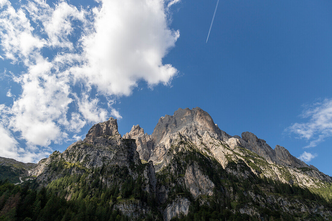 Val Canali, ein eindrucksvolles Tal in den Trentiner Dolomiten, das sich südlich der imposanten Pale di San Martino erstreckt. Bezirk Trento, Italien.