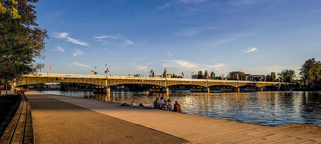 Abendstimmung an der Promenade de Allier und dem Pont de Bellerive, Vichy; Auvergne-Rhône-Alpes, Frankreich