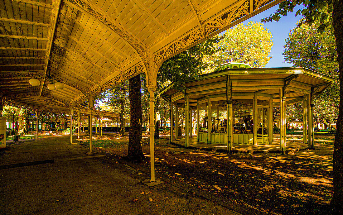 Galerie und Pavillon im Parc des Sources, Vichy, Auvergne-Rhône-Alpes, Frankreich