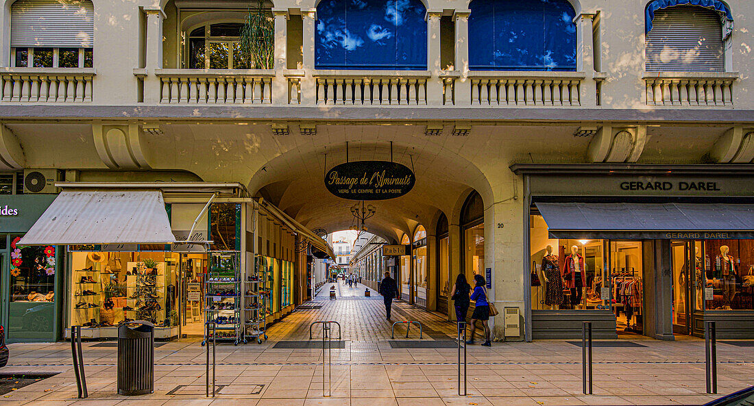 Blick in die Passage de l'Amiraute und auf die Boutiquen an der Rue du Président Wilson, Kurviertel von Vichy, Auvergne-Rhône-Alpes; Frankreich