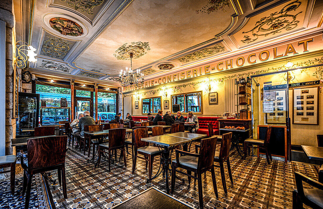 Blick in die Brasserie und Confiserie Au Fidêle Berger im Kurviertel von Vichy, Auvergne-Rhône-Alpes, Frankreich