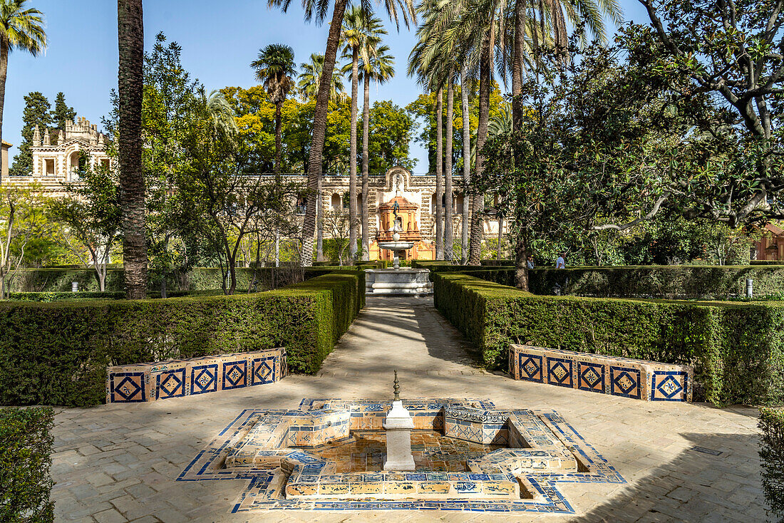 Brunnen in den Gartenanlagen des Königspalast Alcázar, Sevilla Andalusien, Spanien