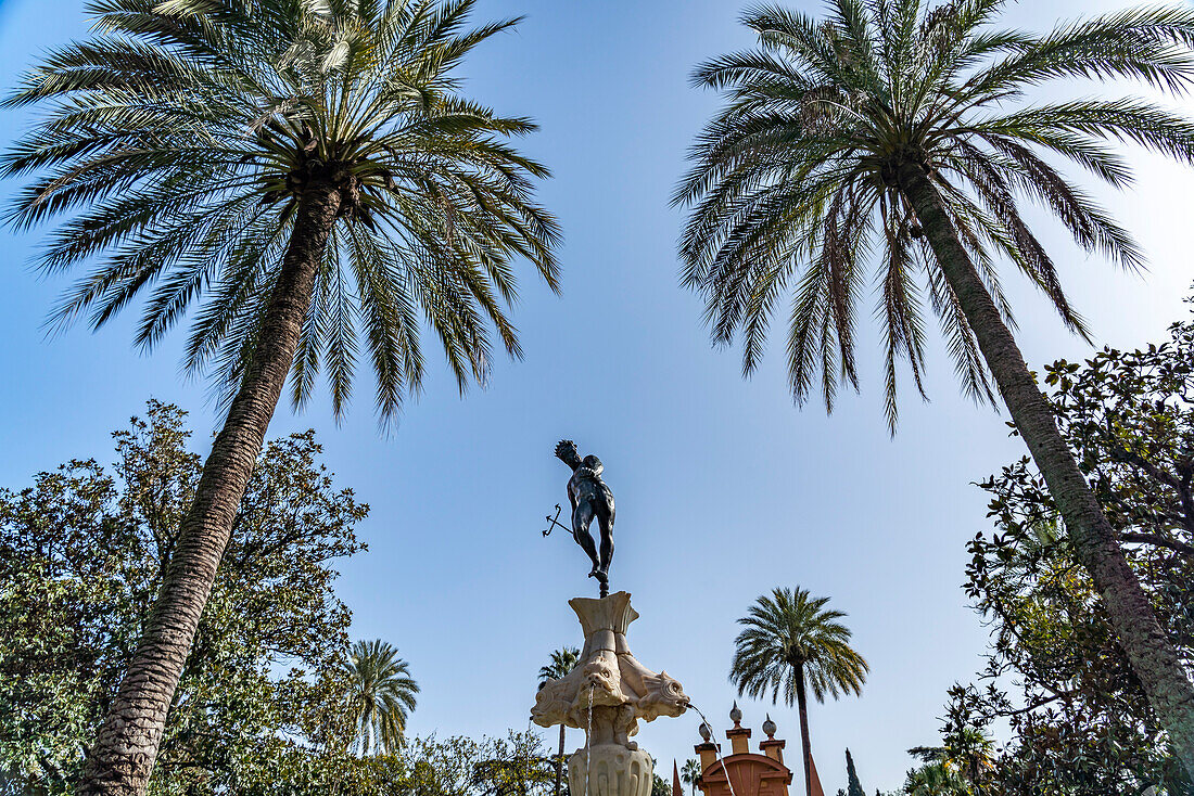 Neptun Brunnen in den Gartenanlagen des Königspalast Alcázar, Sevilla Andalusien, Spanien  