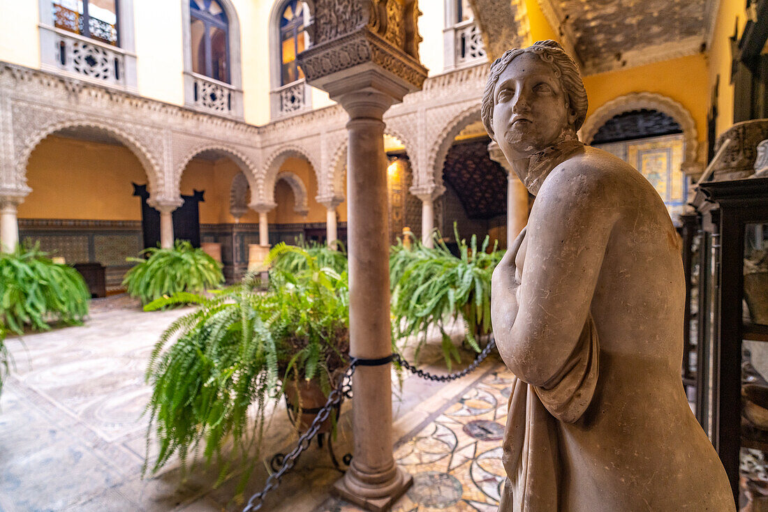 Statue im Innenhof des Palast und Museum Palacio de la Condesa de Lebrija in Sevilla, Sevilla, Andalusien, Spanien