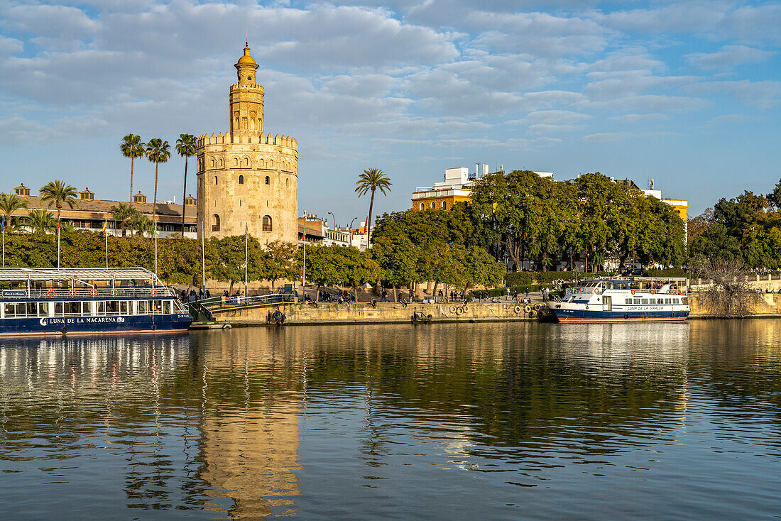 Am Ufer des Fluss Guadalquivir mit dem historischen Turm Torre del Oro in Sevilla, Andalusien, Spanien 