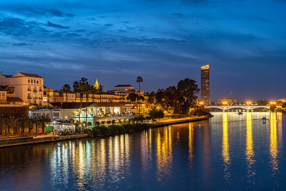 Stadtviertel Triana am Ufer des Fluss Guadalquivir in der Abenddämmerung, Sevilla, Andalusien, Spanien 