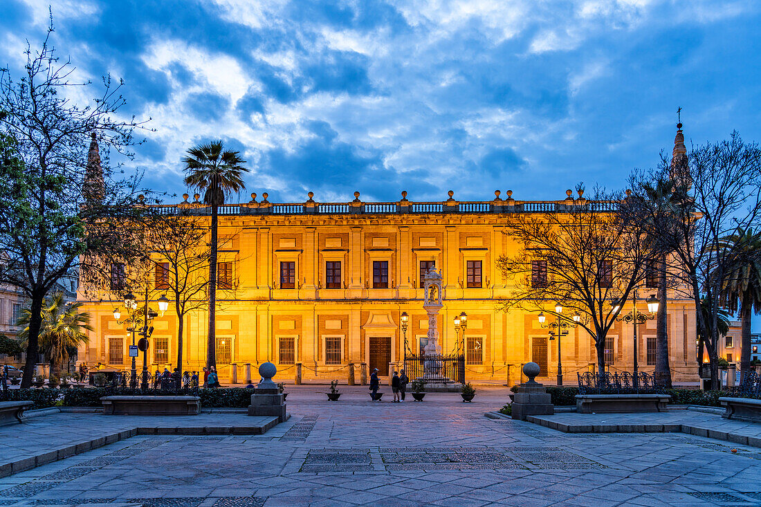 Der Platz Plaza del Triunfo mit dem Archivo de Indias in der Abenddämmerung, Sevilla Andalusien, Spanien