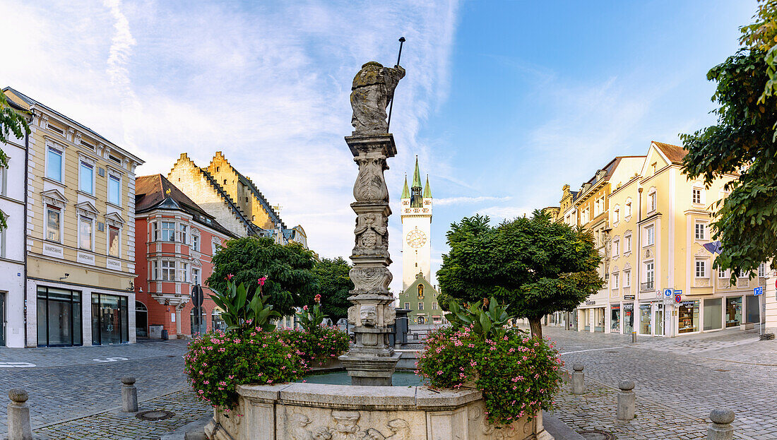 Ludwigsplatz mit St.-Jakobs-Brunnen und Stadtturm in Straubing in Niederbayern in Deutschland