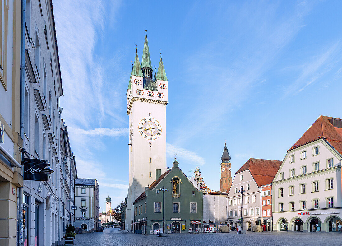 Ludwigsplatz mit Stadtturm in Straubing in Niederbayern in Deutschland