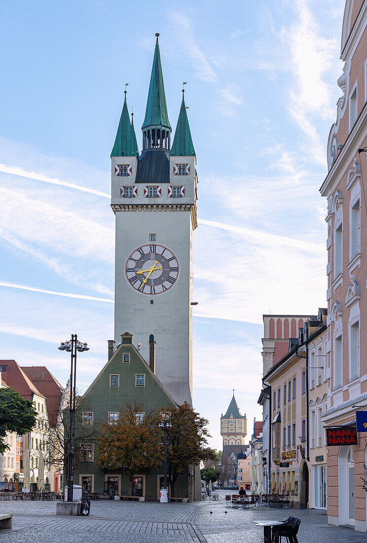Theresienplatz und Ludwigsplatz mit Stadtturm und Blick auf historischen Wasserturm in Straubing in Niederbayern in Deutschland