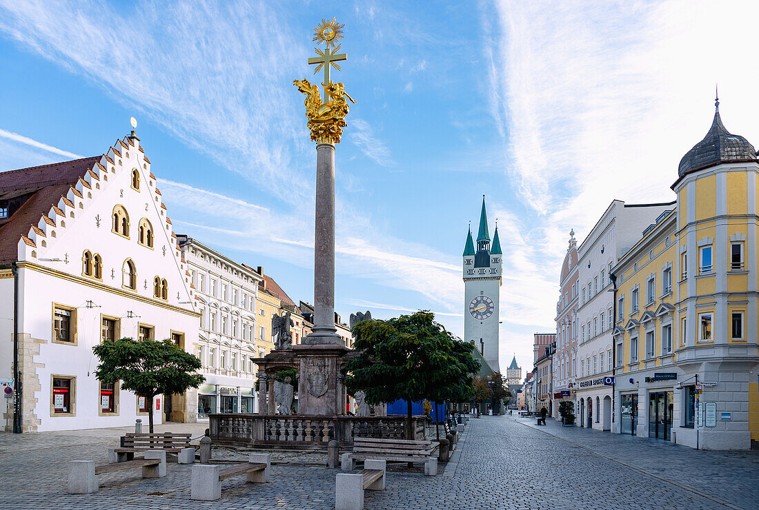 Theresienplatz mit Dreifaltikeitssäule, Brunnen des hl. Tiburtius und Blick auf den Stadtturm in Straubing in Niederbayern in Deutschland