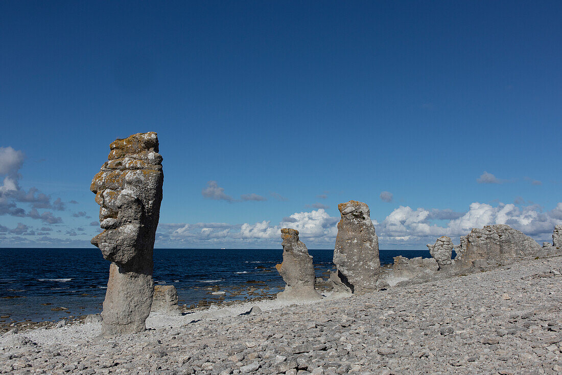 Rauka Felsformation am Steinstrand. Felsnadeln. Farö, Gotland, Schweden