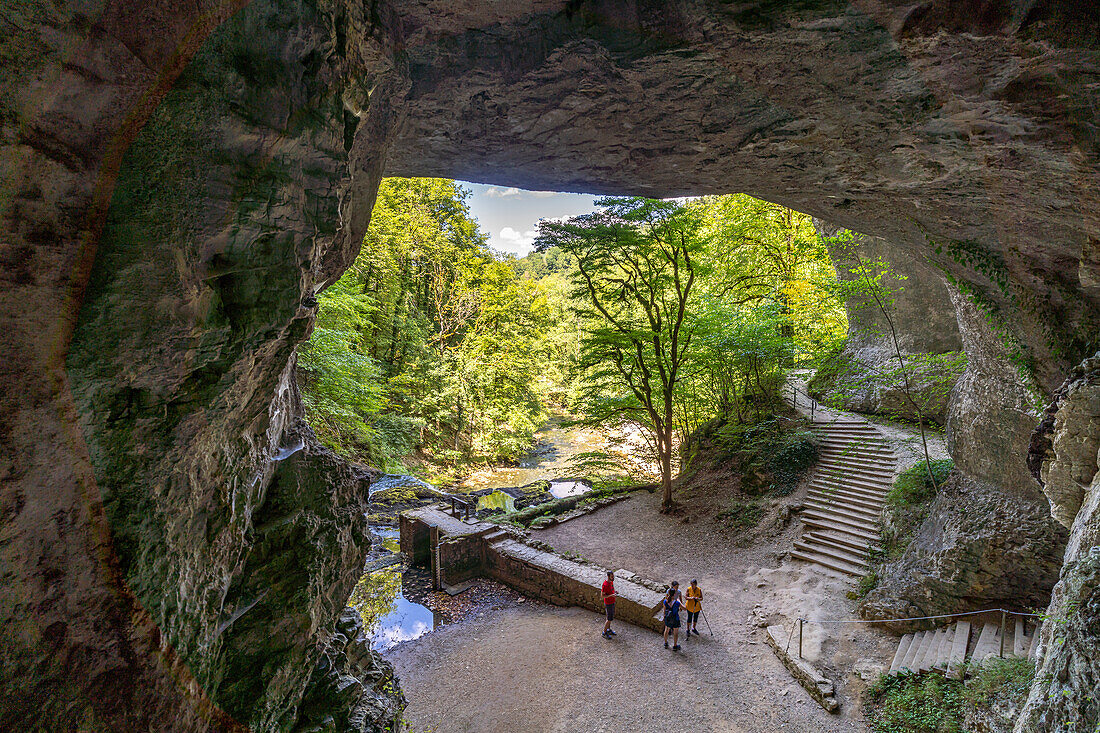 Höhle bei der Quelle Source du Lison bei Nans-sous-Sainte-Anne, Bourgogne-Franche-Comté, Frankreich, Europa 