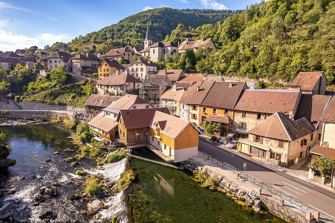 Das Dorf Lods und der Fluss Loue aus der Luft gesehen, Bourgogne-Franche-Comté, Frankreich, Europa 