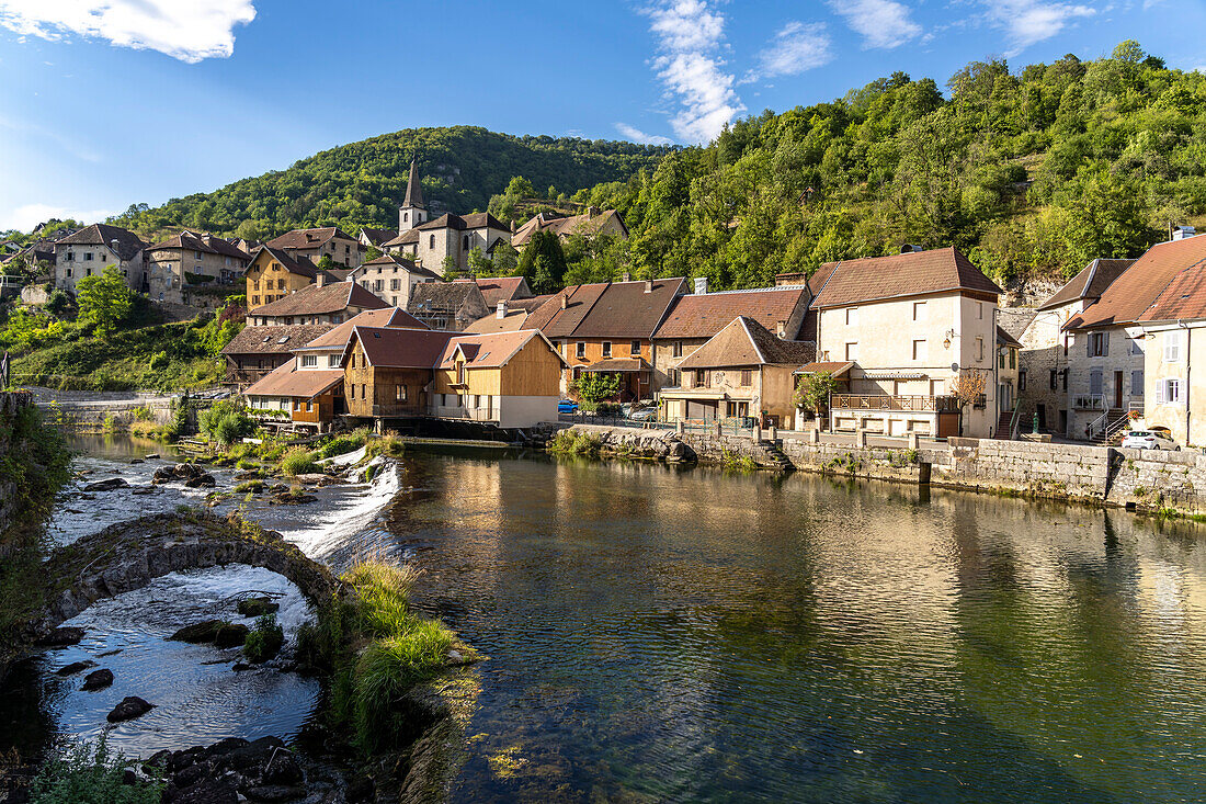 Das Dorf Lods und der Fluss Loue, Bourgogne-Franche-Comté, Frankreich, Europa