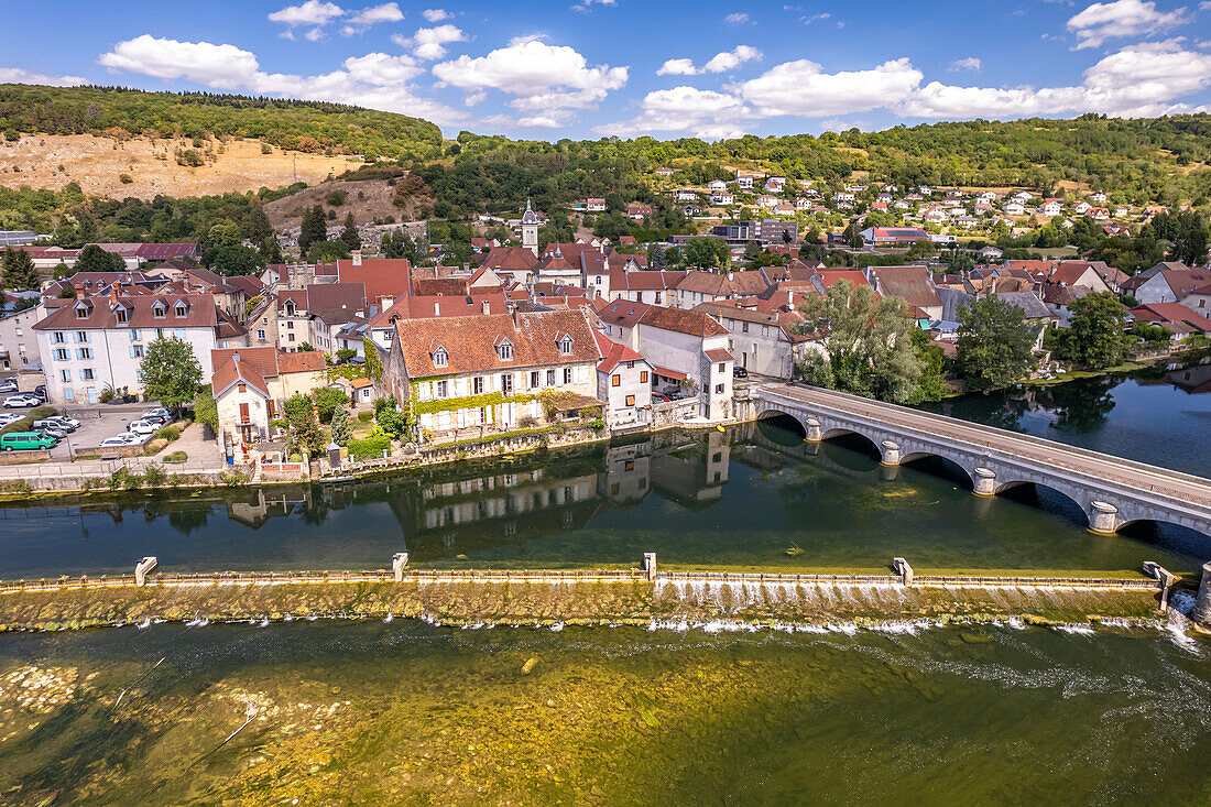 Quingey und der Fluss Loue von oben gesehen, Bourgogne-Franche-Comté, Frankreich, Europa