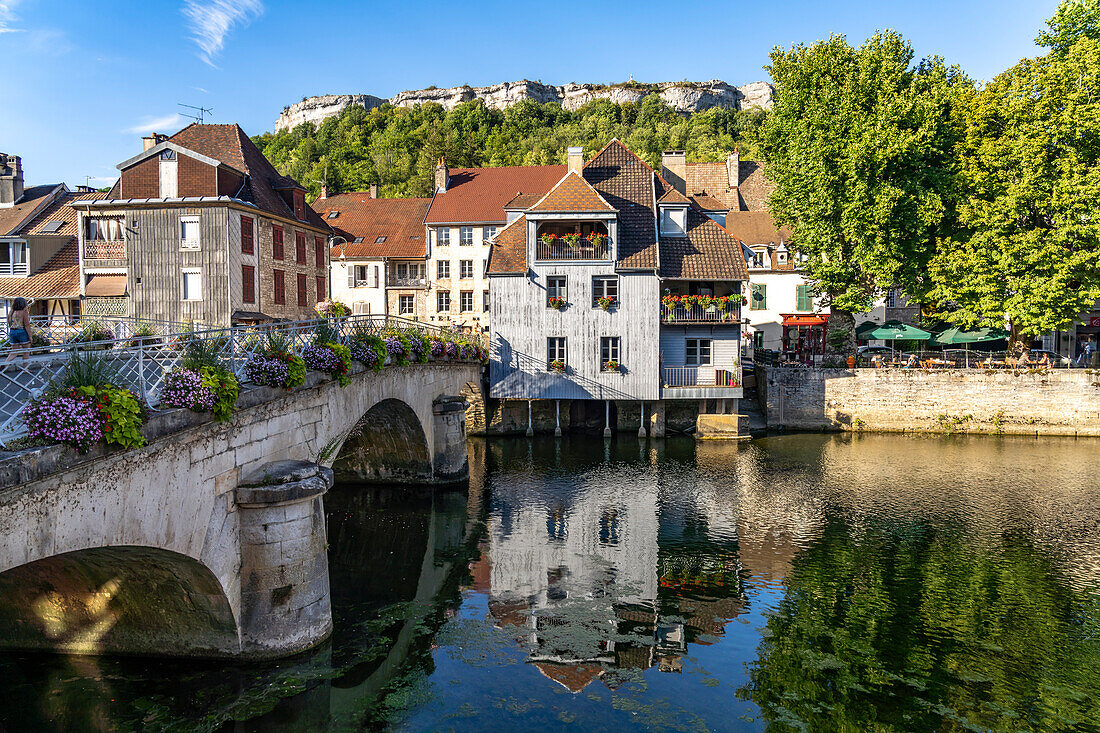 Häuser der Altstadt und die Bruecke Grand Pont am Fluss Loue in Ornans, Bourgogne-Franche-Comté, Frankreich, Europa 