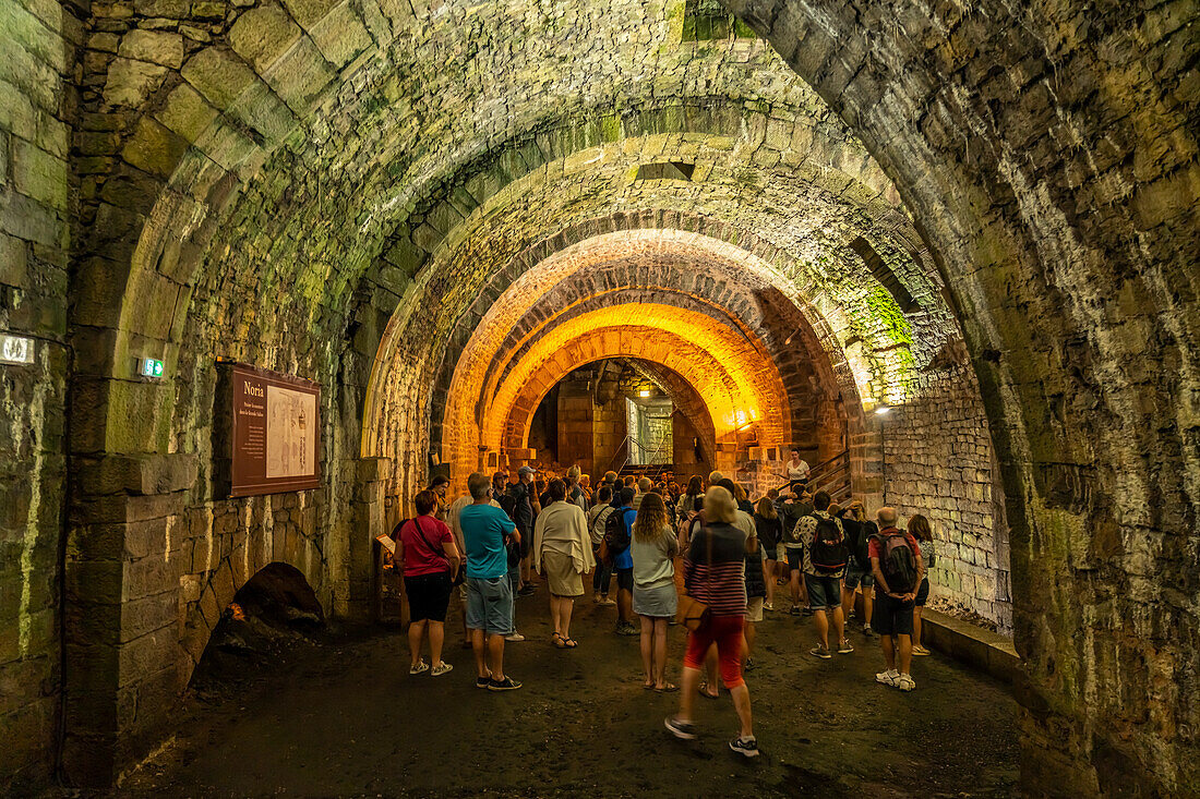 Touristen bei einer Führung durch die Stollen der Großen Saline von Salins-les-Bains, UNESCO Weltkulturerbe in Salins-les-Bains, Bourgogne-Franche-Comté, Frankreich, Europa