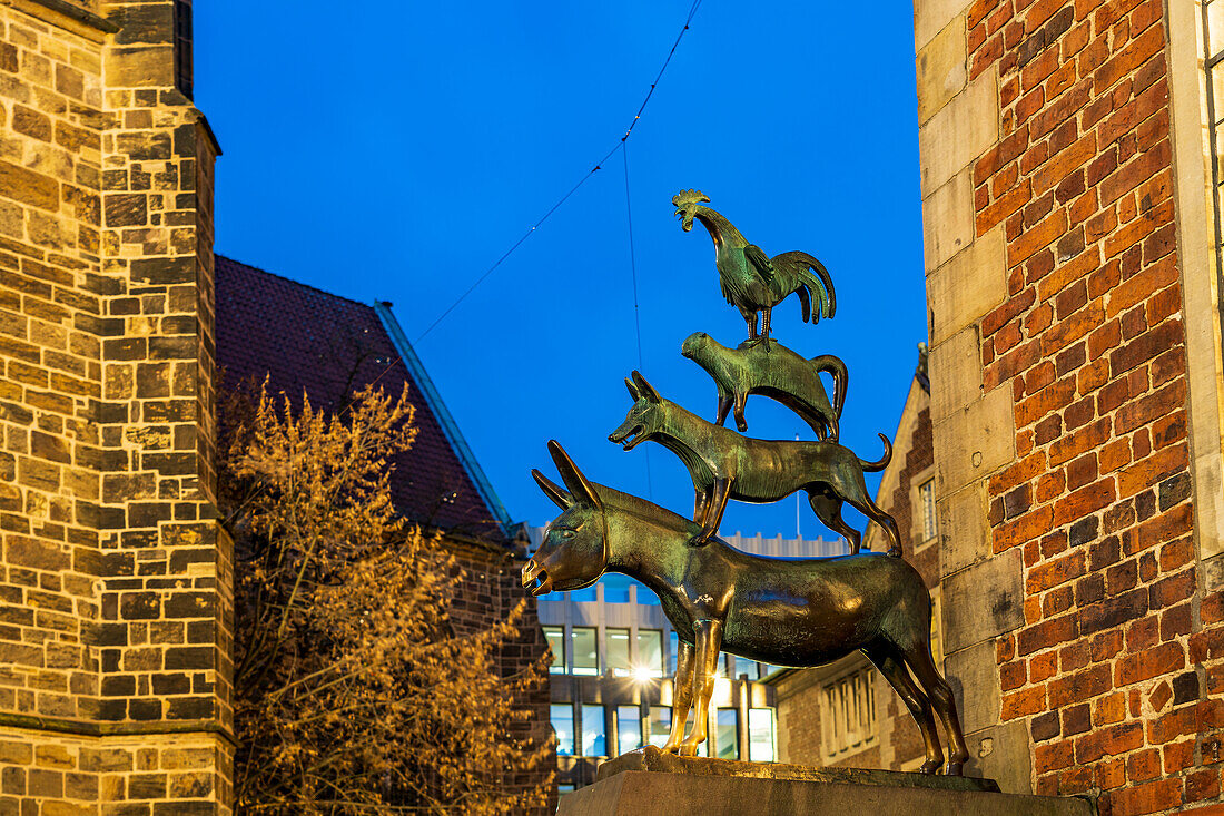 Skulptur der Bremer Stadtmusikanten in der Abenddämmerung, Freie Hansestadt Bremen, Deutschland, Europa 