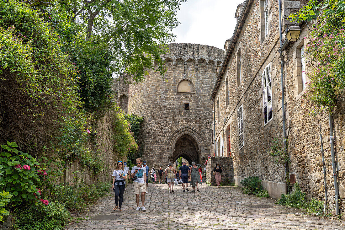 Gasse mit Kopfsteinpflaster und Stadtmauer in der historischen Altstadt von Dinan, Bretagne, Frankreich 