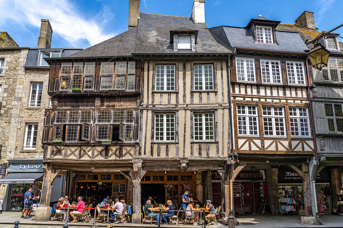 Fachwerk in der historischen Altstadt von Dinan, Bretagne, Frankreich 