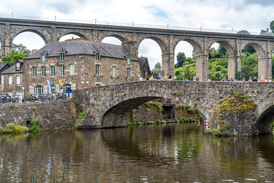 Stein Brücke über den Fluss Rance und Viadukt in Dinan, Bretagne, Frankreich  