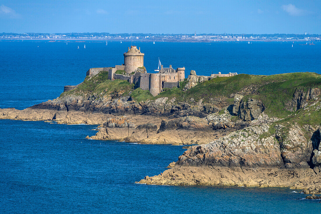 Die Burg Fort La Latte südlich vom Cap Frehel, Plévenon, Bretagne, Frankreich  