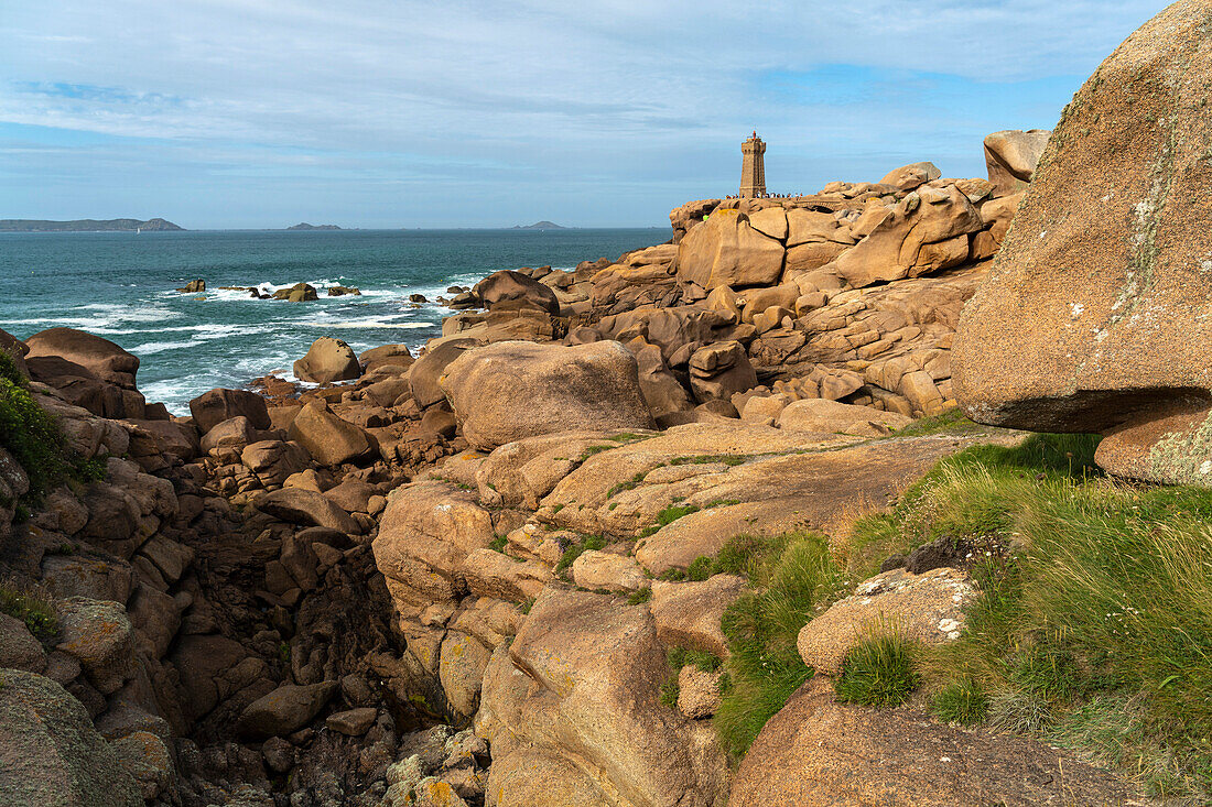 Die Felsen der rosa Granitküste Côte de Granit Rose und der Leuchtturm Phare de Ploumanac’h bei Ploumanac'h, Perros-Guirec, Bretagne, Frankreich