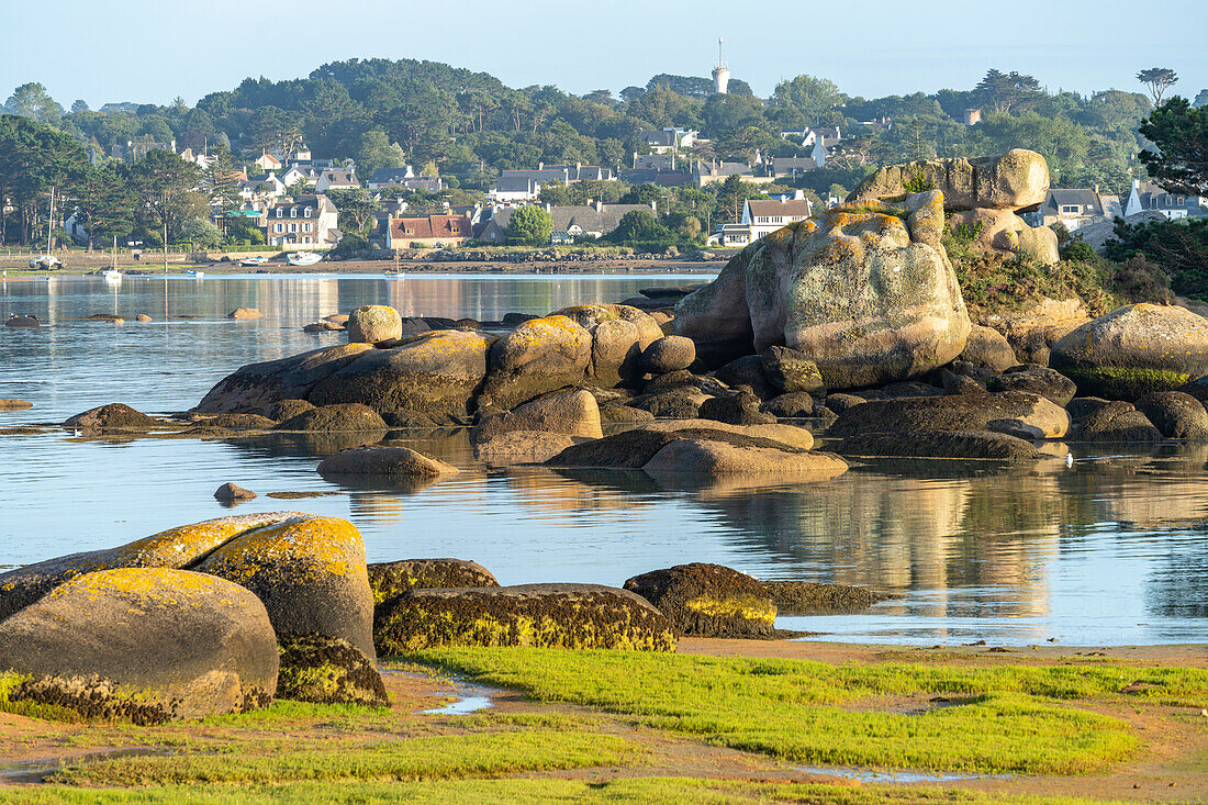 Die Felsen der rosa Granitküste Côte de Granit Rose an der Baie de Sainte Anne bei der Halbinsel Ile Renote, Tregastel, Bretagne, Frankreich 