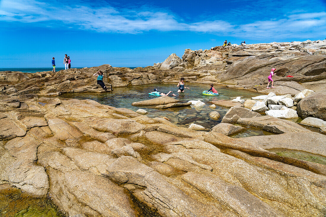 Natürlicher Pool zwischen den Felsen der rosa Granitküste Côte de Granit Rose auf der Insel Ile Grande, Pleumeur-Bodou, Bretagne, Frankreich