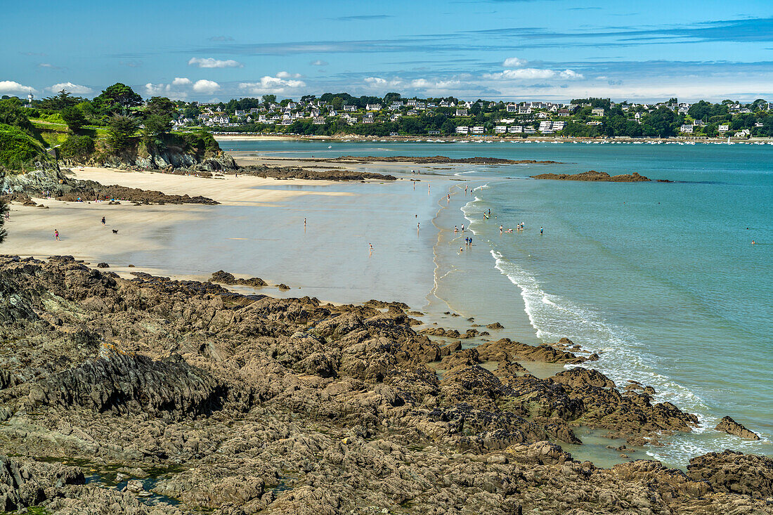 Der Strand Plage des curés in Plestin-les-Grèves, Bretagne, Frankreich 