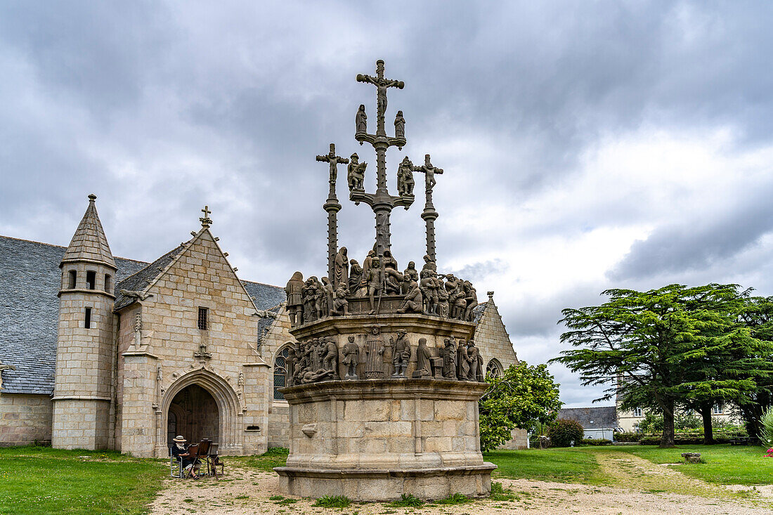 Calvaire im umfriedeten Pfarrbezirk von Plougonven, Bretagne, Frankreich