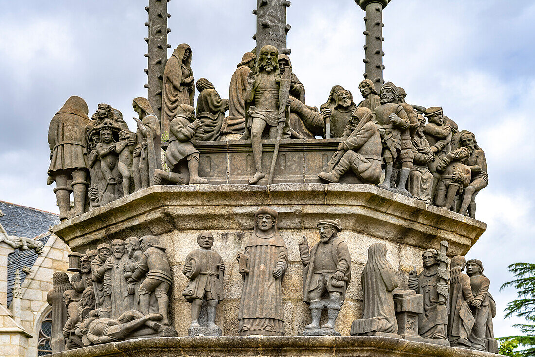 Figuren des Calvaire im umfriedeten Pfarrbezirk von Plougonven, Bretagne, Frankreich