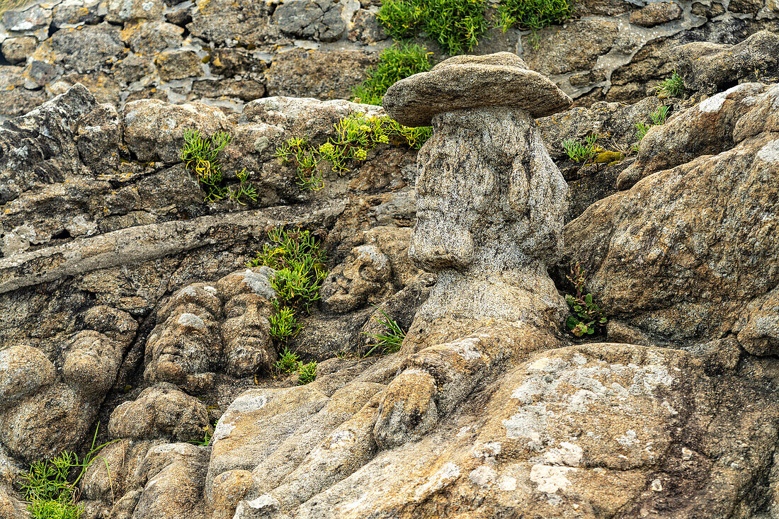 Granitskulpturen Les Roches Sculptés bei Rothéneuf, Saint Malo, Bretagne, Frankreich 