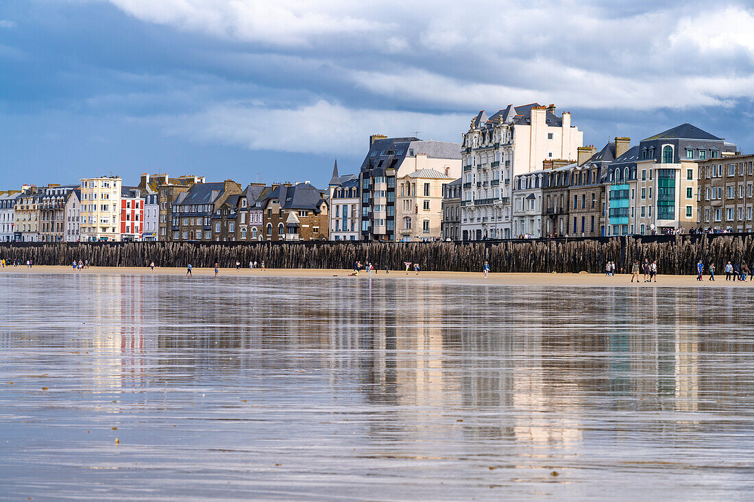 Ebbe am Strand Grande Plage du Sillon in Saint Malo, Bretagne, Frankreich 