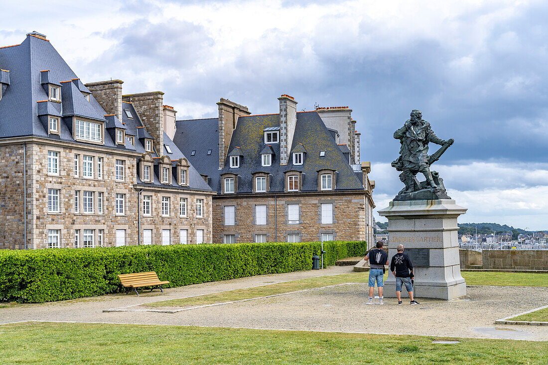 Statue von Entdecker Jacques Cartier auf der Stadtmauer von Saint Malo, Bretagne, Frankreich 