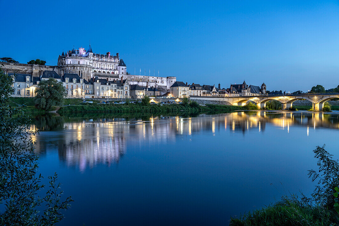 Die Loire und Schloss Amboise in der Abenddämmerung, Amboise, Frankreich 