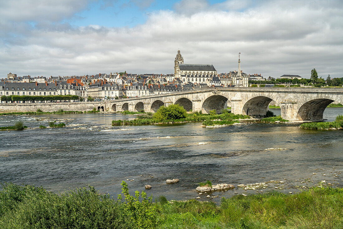 Stadtansicht mit der Brücke über die Loire und die römisch-katholische Kathedrale Saint-Louis, Blois, Frankreich 