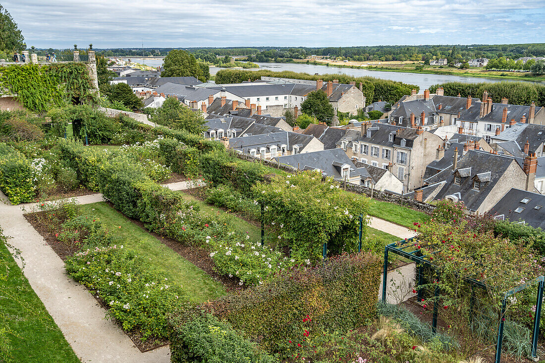 Parkanlage Les Jardins de l'Évêché über der Altstadt und die Loire in Blois, Frankreich 