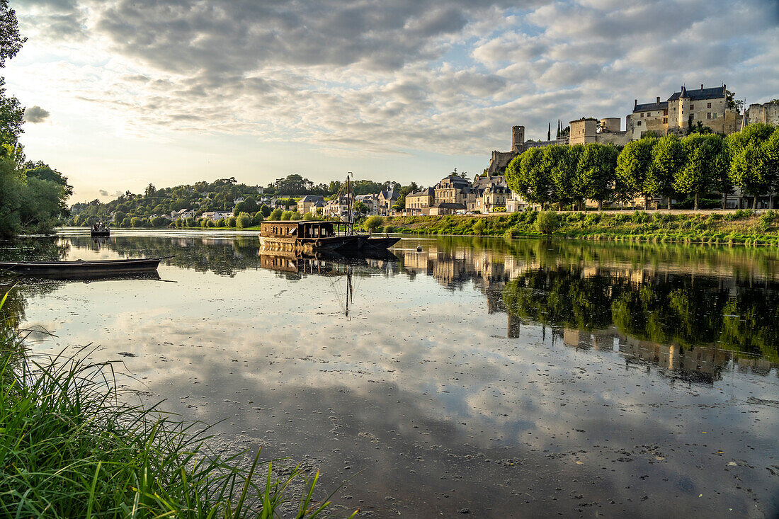 Stadtansicht mit Burg und Fluss Vienne, Chinon, Frankreich 